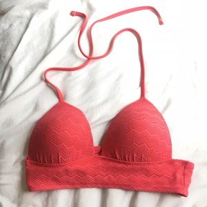 Bathing suit top with zig zag design