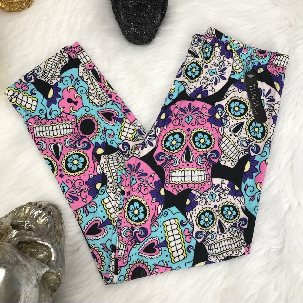Bright sugar skull butter soft capri leggings - Picture 3 of 7