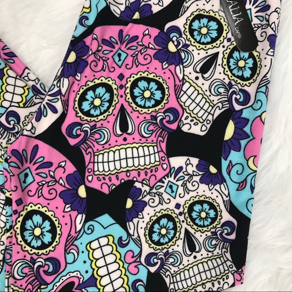 Bright sugar skull butter soft capri leggings - Picture 4 of 7