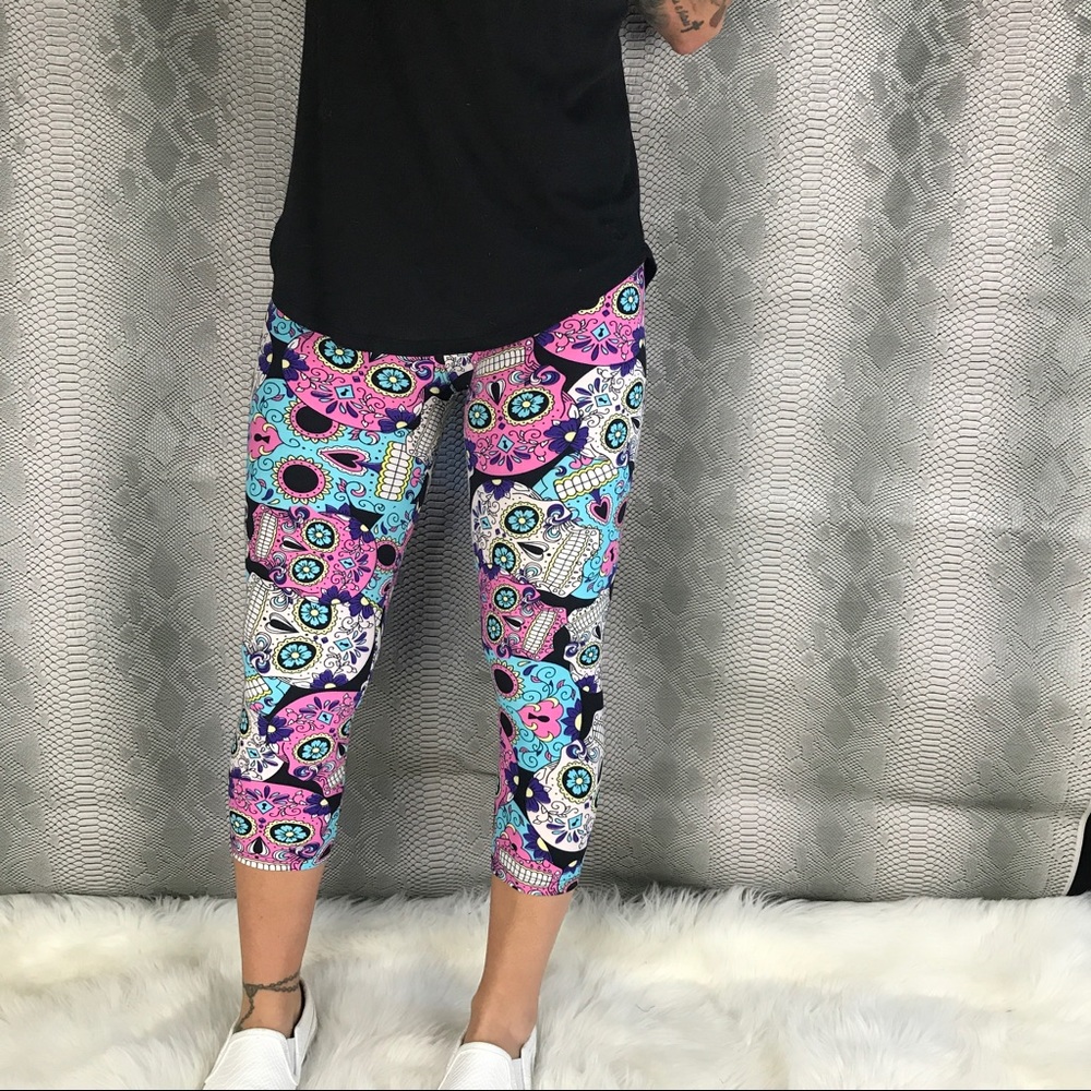 Bright sugar skull butter soft capri leggings - Picture 2 of 7