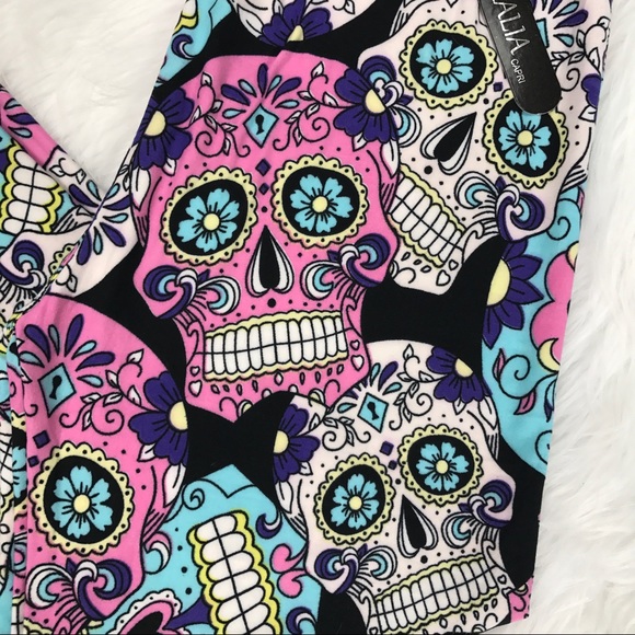 Bright sugar skull butter soft capri leggings - Picture 4 of 7