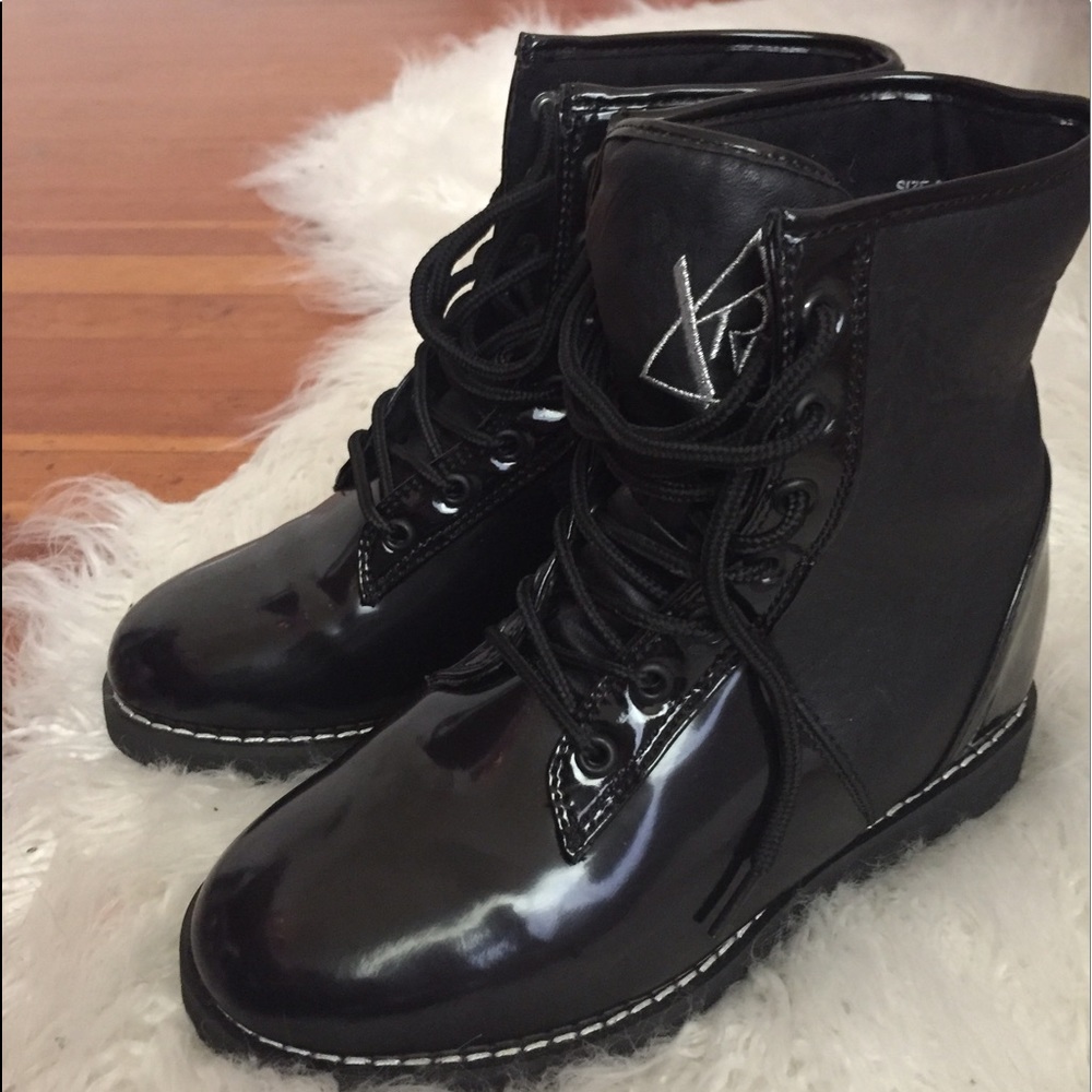 New YRU black leather boots