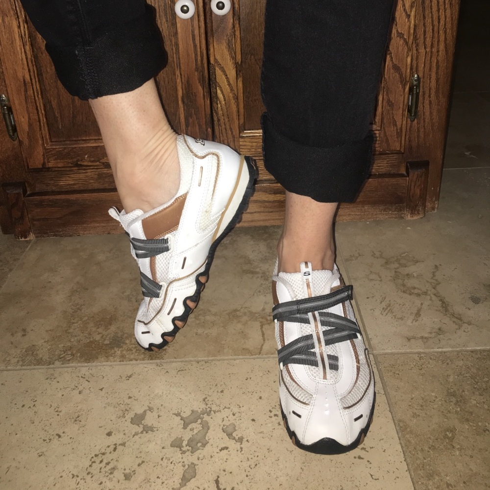 Sketchers Tennis Shoes