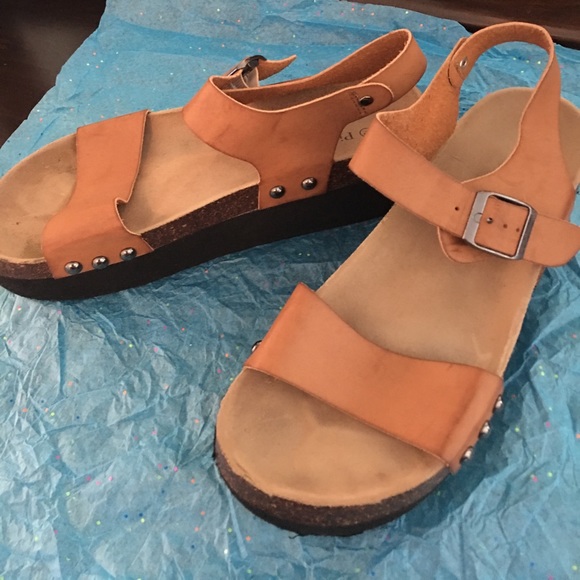 Wedge sandal. Brown. Cognac. Tan. - Picture 1 of 2