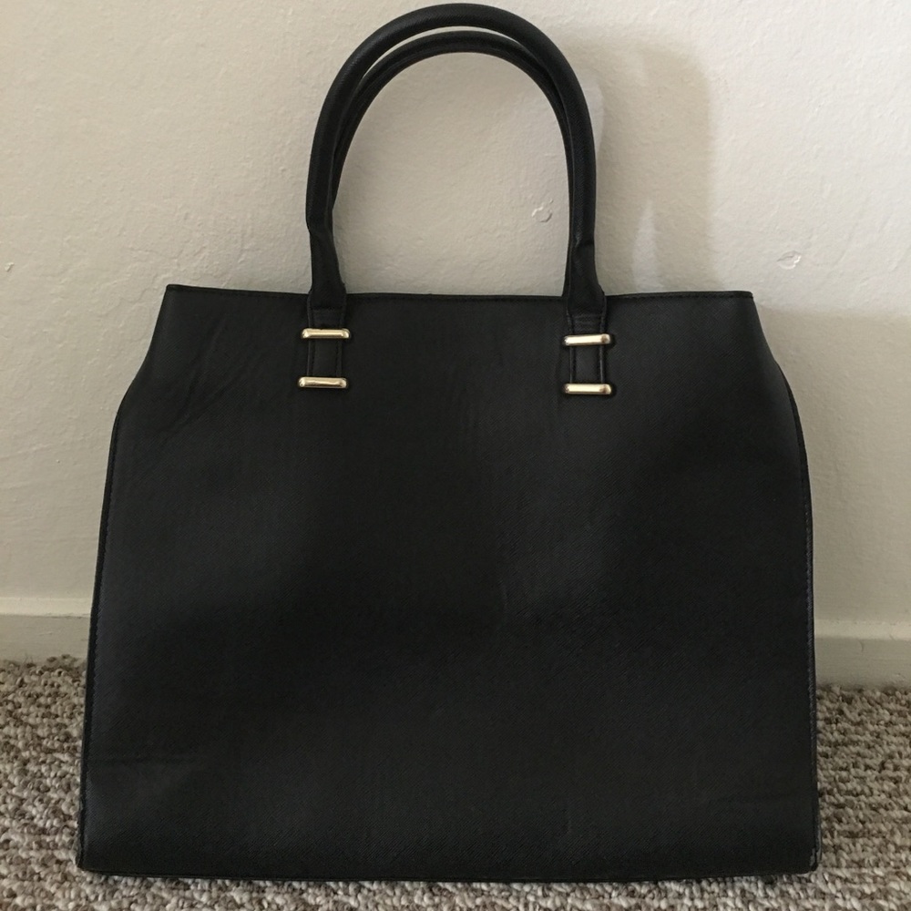 Classy black purse w/gold details
