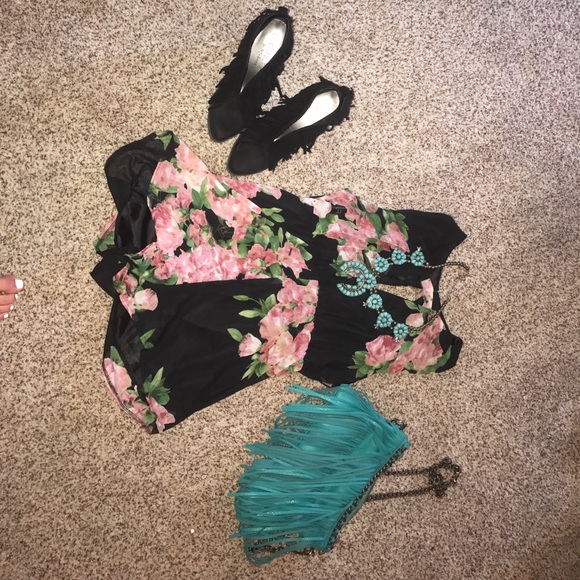 Keyhole floral romper! 🔑 🌺 ❗️SOLD❗️ - Picture 1 of 3