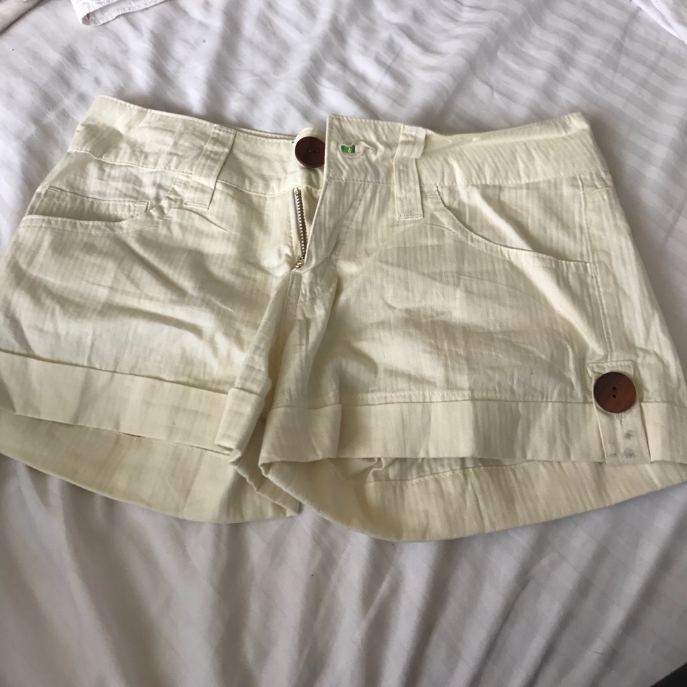 Cream/yellow shorts
