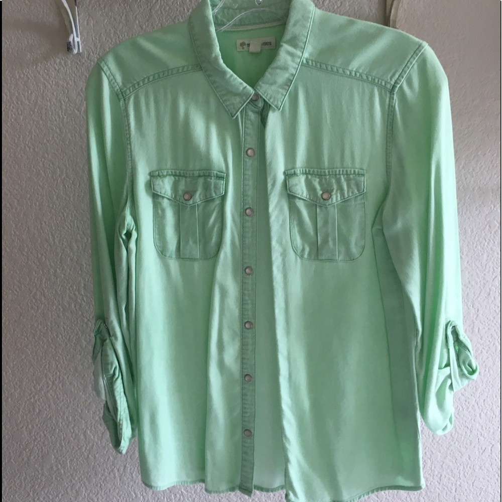 Cute green top!