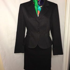 Tahari skirt suit size 6P.