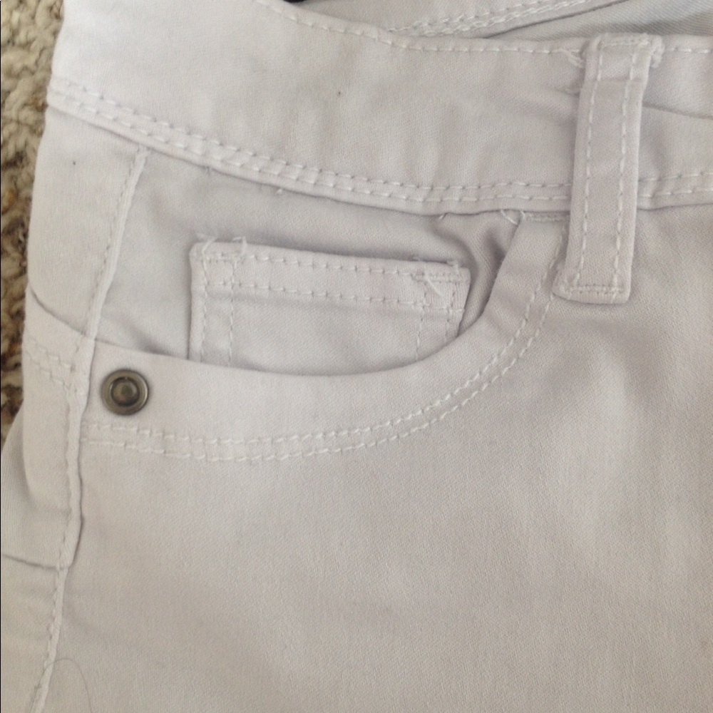 Stretchy white shorts - Picture 4 of 4