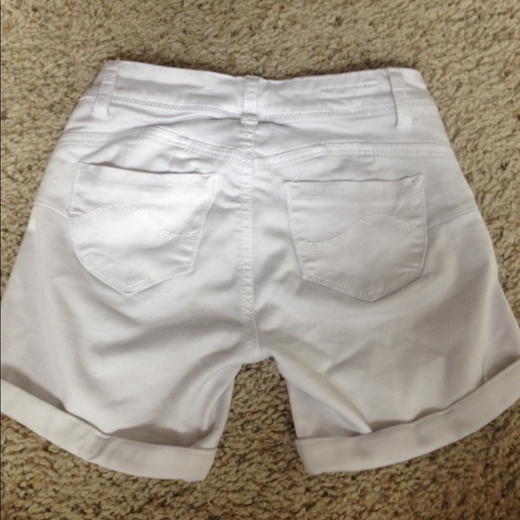 Stretchy white shorts - Picture 2 of 4