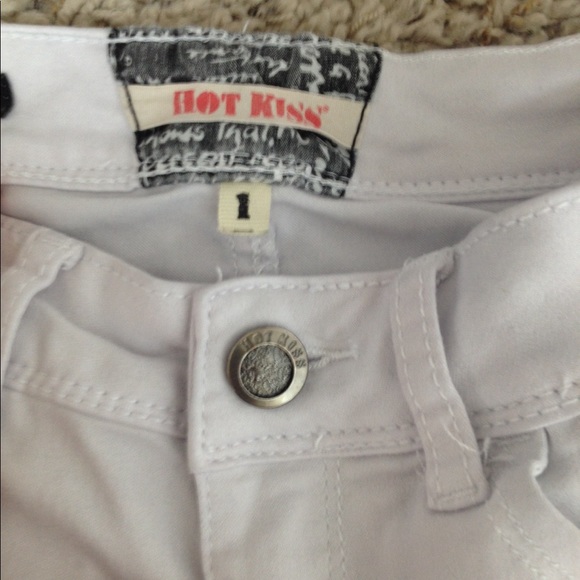 Stretchy white shorts - Picture 3 of 4