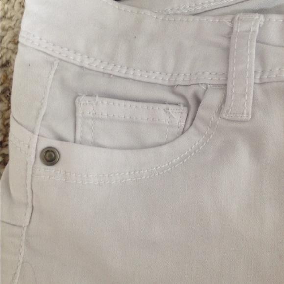 Stretchy white shorts - Picture 4 of 4