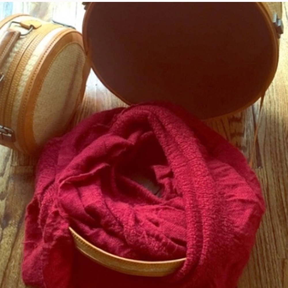 Hat box like carrier