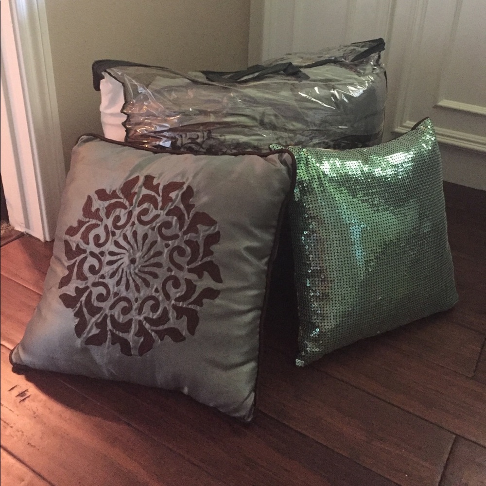 Queen comforter set.