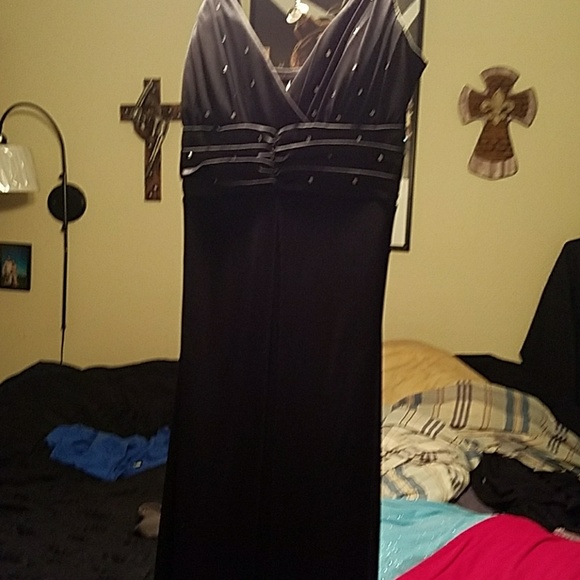 Black formal dress - Picture 2 of 3