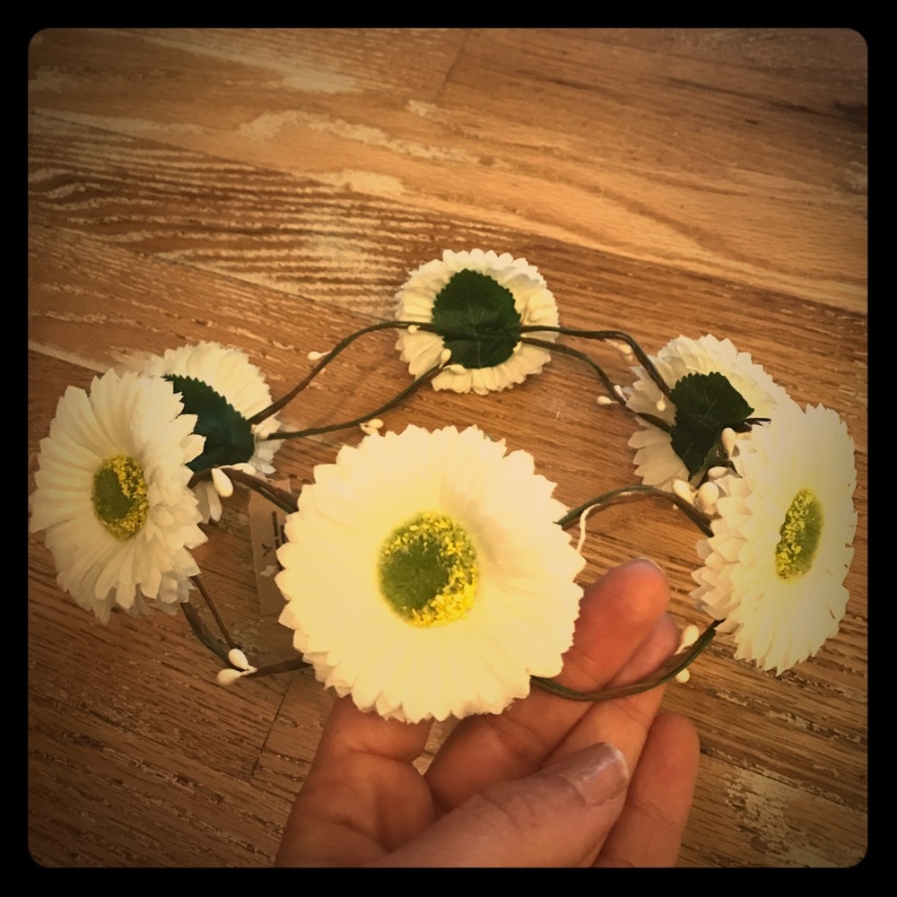 NWT AEO flower daisy crown adjustable