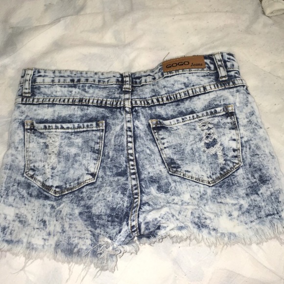 Short shorts - Picture 3 of 3