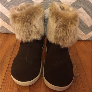 TOMS brown boots with fur