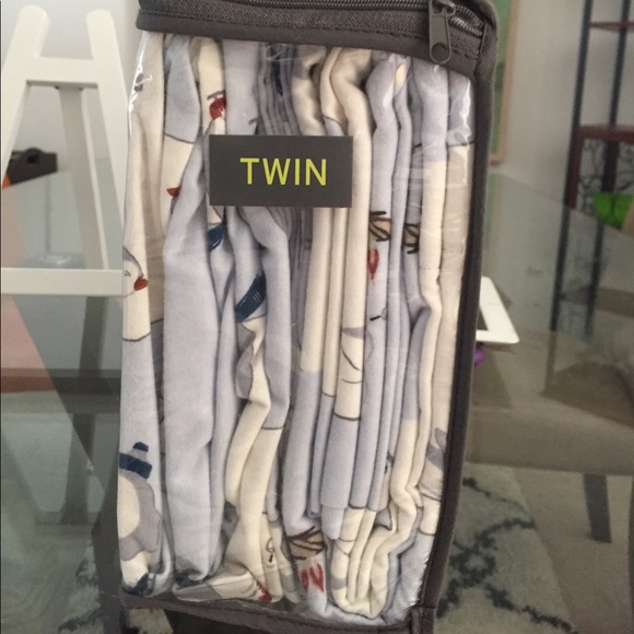 Bedsheet - Picture 2 of 2