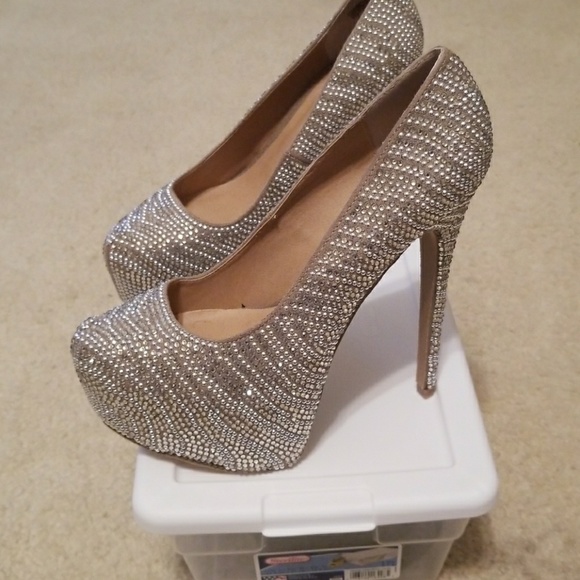 Steve Madden Silver Pumps - Picture 2 of 4