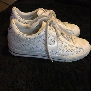 White nike shoes
