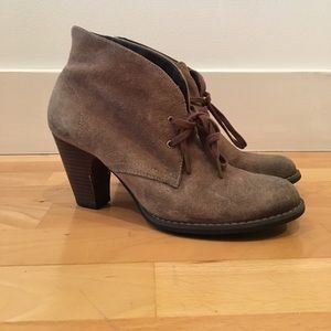 Clarks Tan Lace Up Suede Booties w/ Heel (Sz. 8.5)
