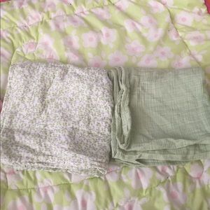 Set of 2 swaddling blankets