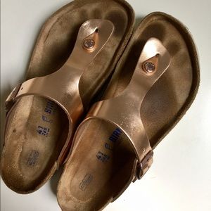Birkenstock Gizeh in Metallic Copper