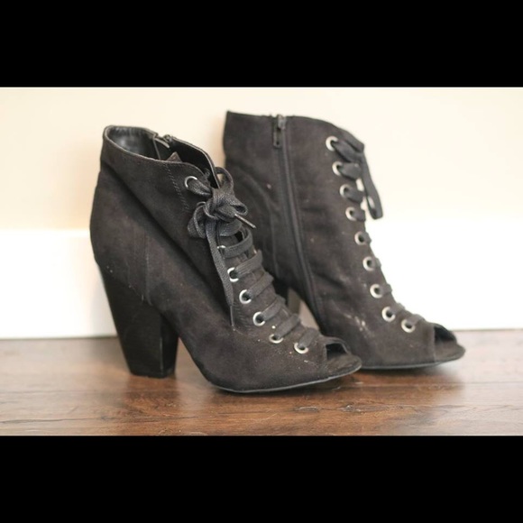 Size 7 booties - Picture 1 of 1