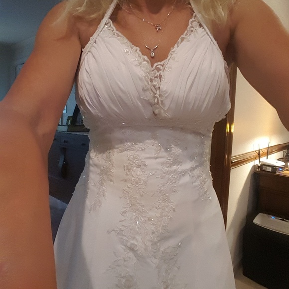 Wedding dress - Picture 1 of 4