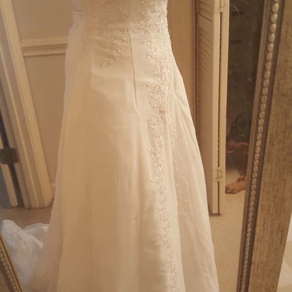 Wedding dress - Picture 2 of 4