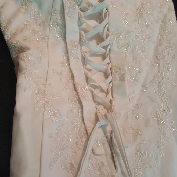 Wedding dress - Picture 3 of 4