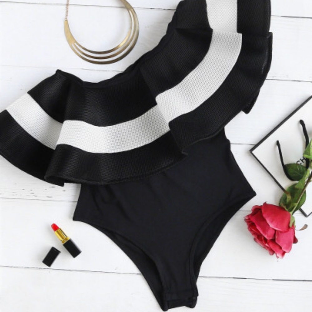 New listing!! Flounce off the shoulder swimsuit 🖤