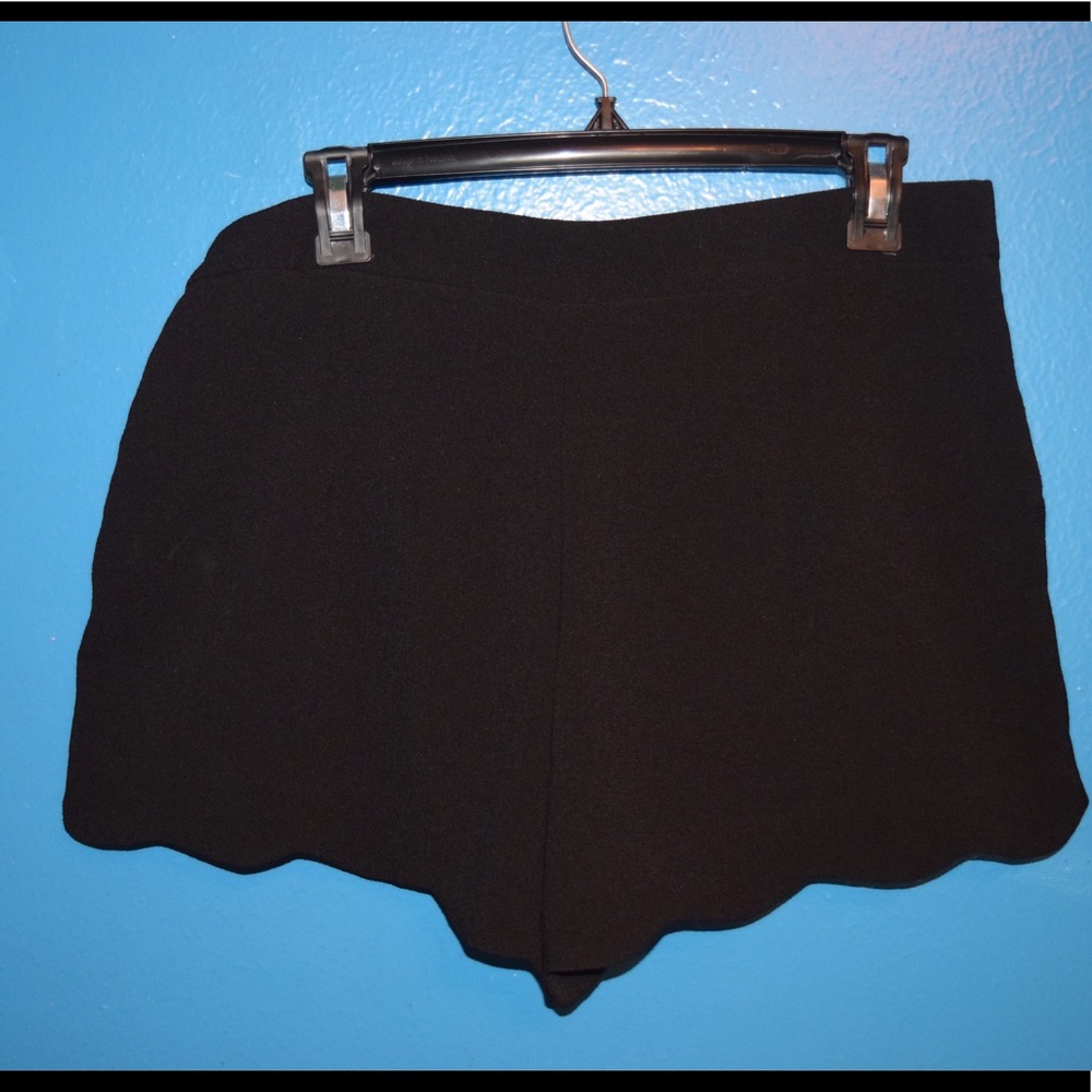 BLACK WAVY SHORTS