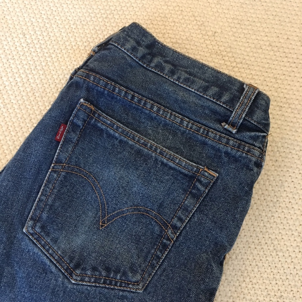 HIGH WAISTED LEVI'S JEANS