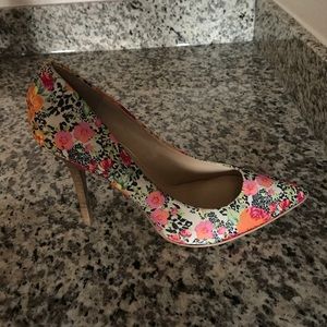 Guess pumps