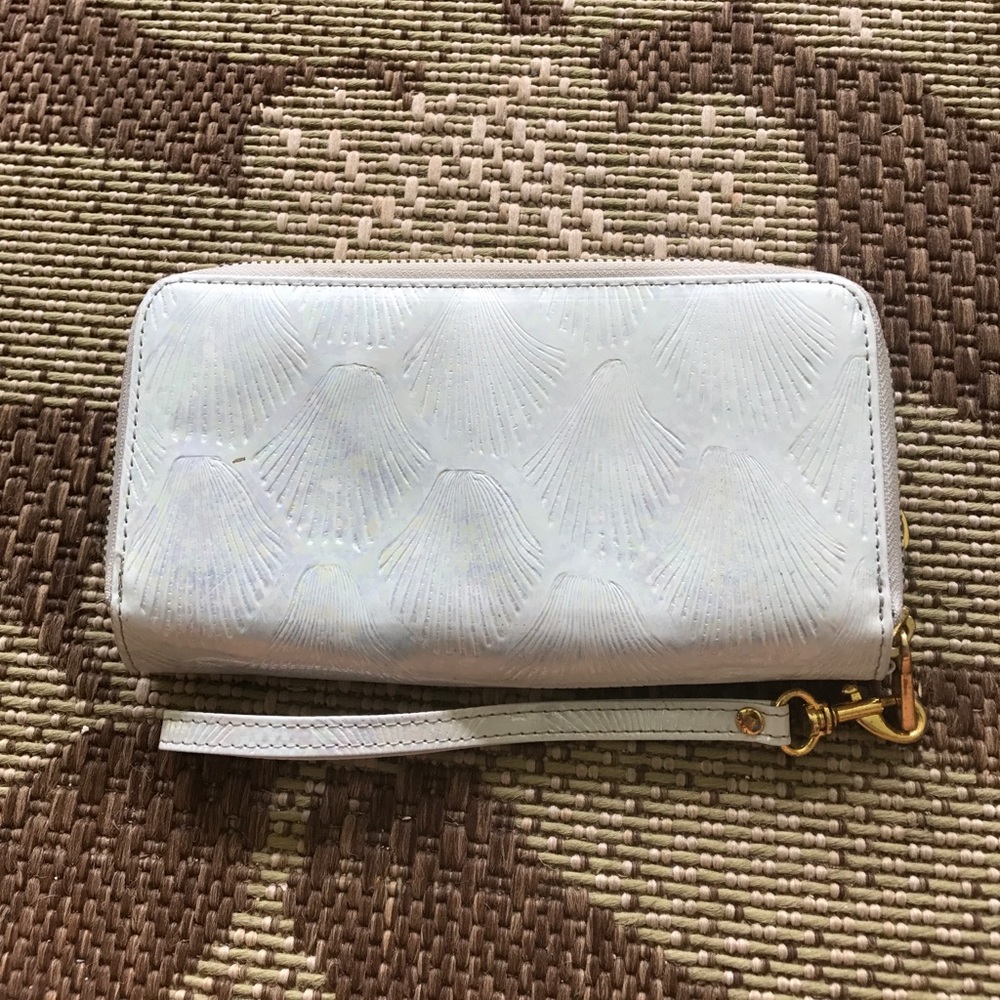 SOLD Mermaid shell wristlet 🐚