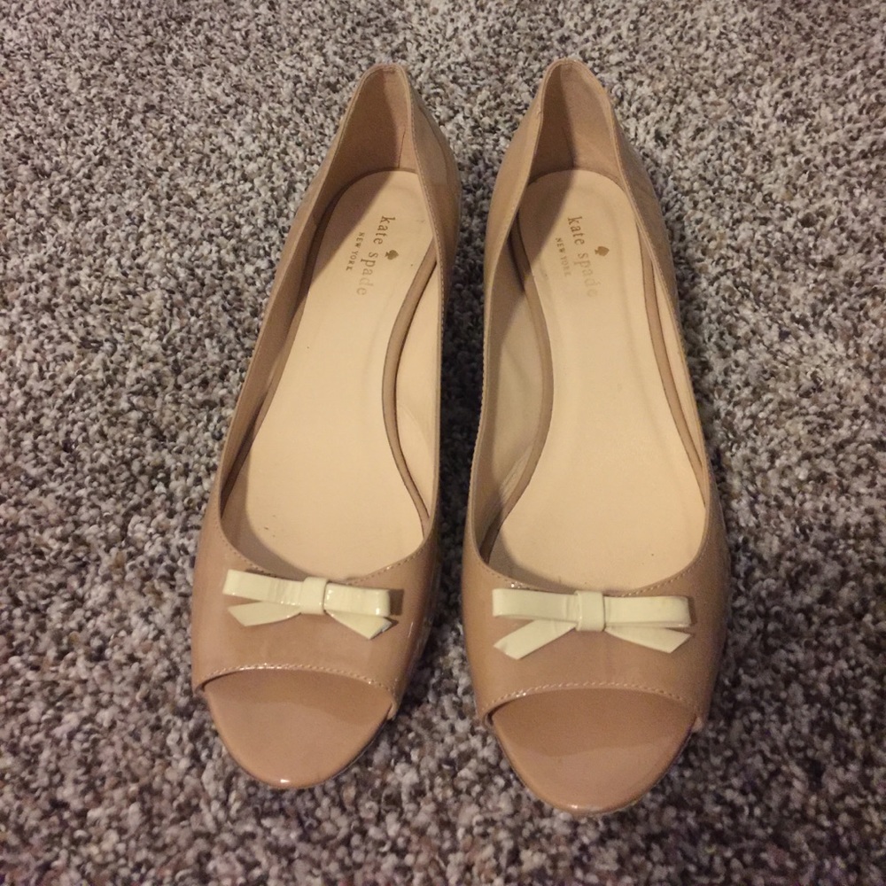 Kate Spade glossy tan wedges