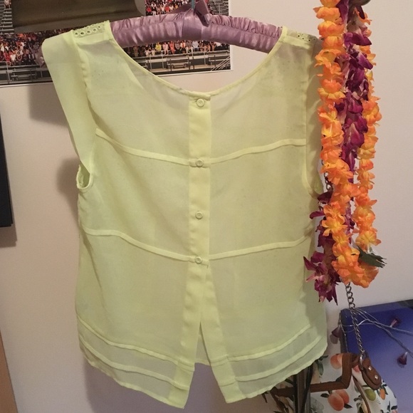 Beautiful lime green blouse. - Picture 2 of 3