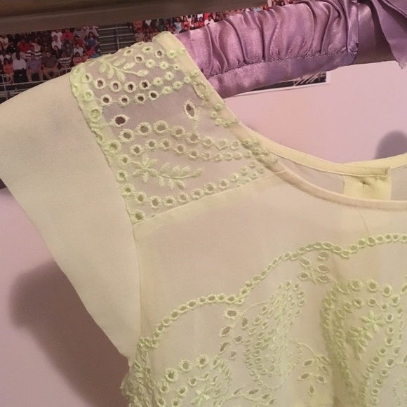 Beautiful lime green blouse. - Picture 3 of 3