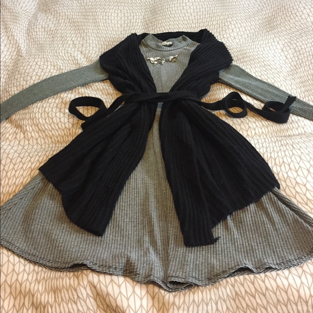 Sweater vest with tie belt