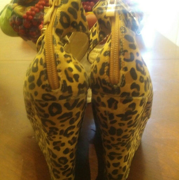 Buckle/Zip Cheetah Print Wedge Heels - Picture 3 of 5