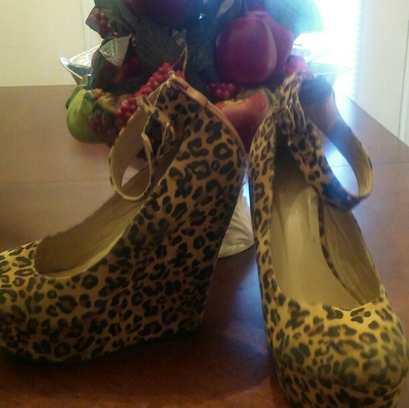 Buckle/Zip Cheetah Print Wedge Heels - Picture 4 of 5
