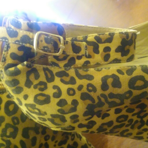 Buckle/Zip Cheetah Print Wedge Heels - Picture 5 of 5