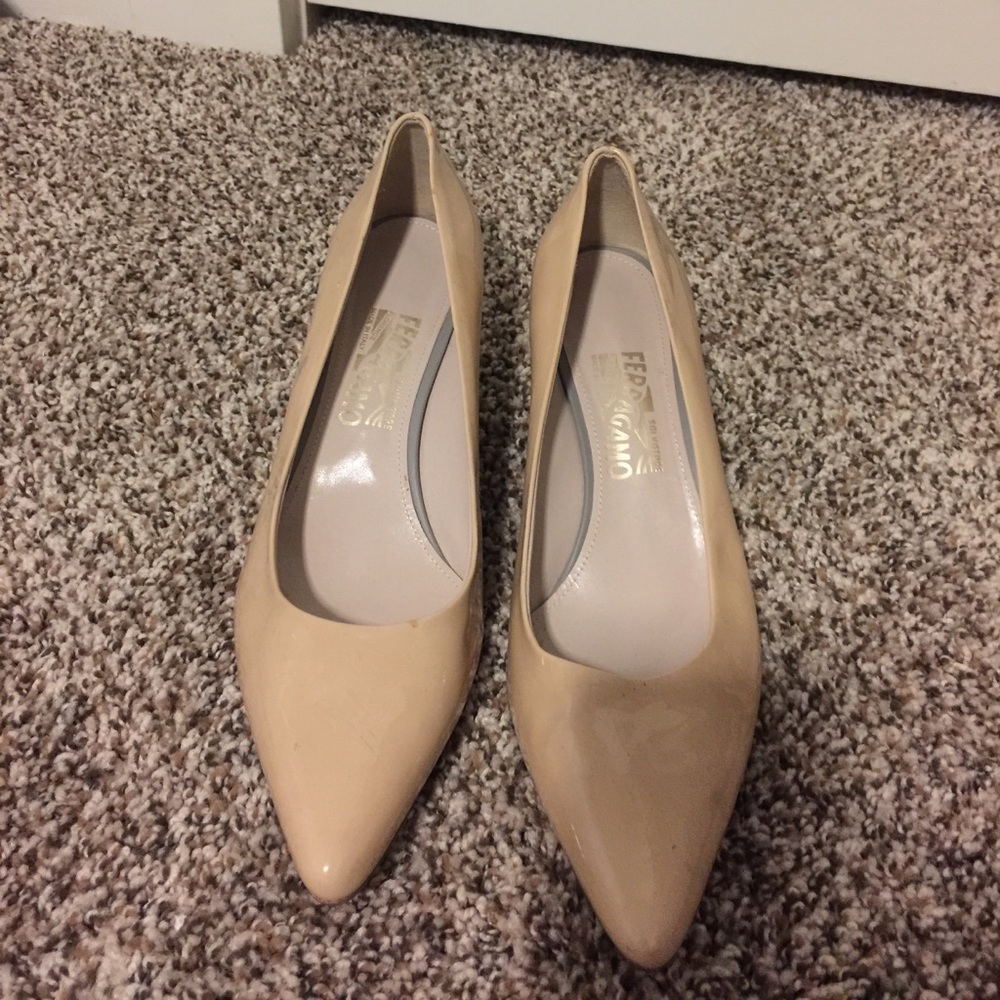Ferragmo cream glossy heels