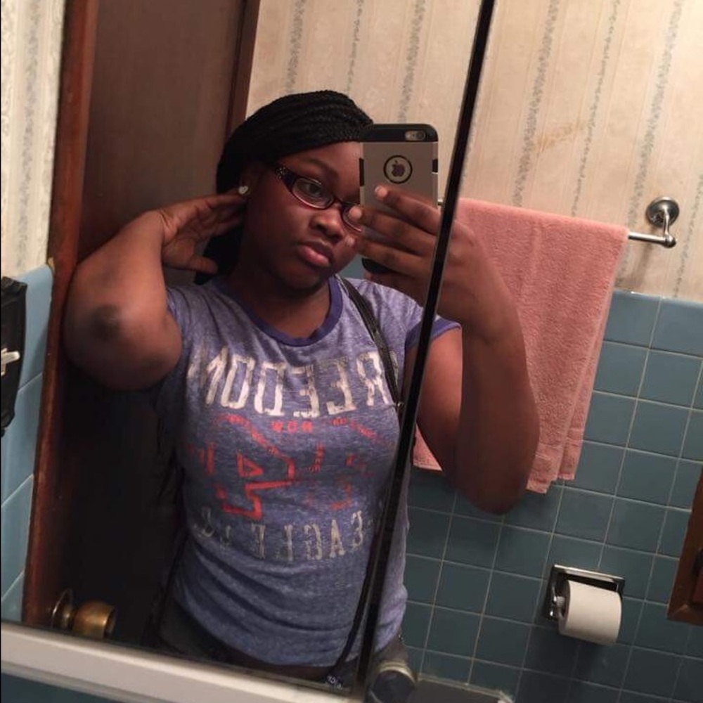 Meet your Posher, Nia