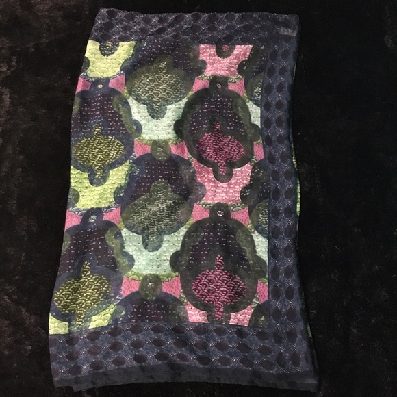 A multi colored scarf - Picture 4 of 5