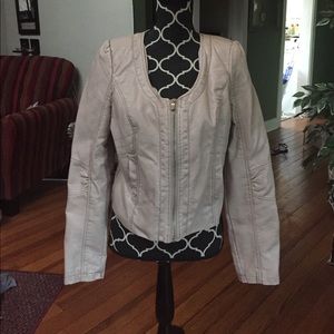 Fitted faux leather jacket.