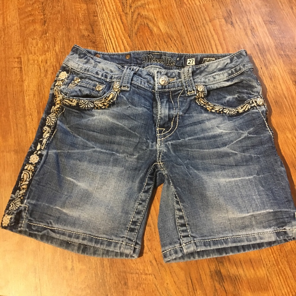 Very cute Miss Me Mid Shorts!! Size 27!!